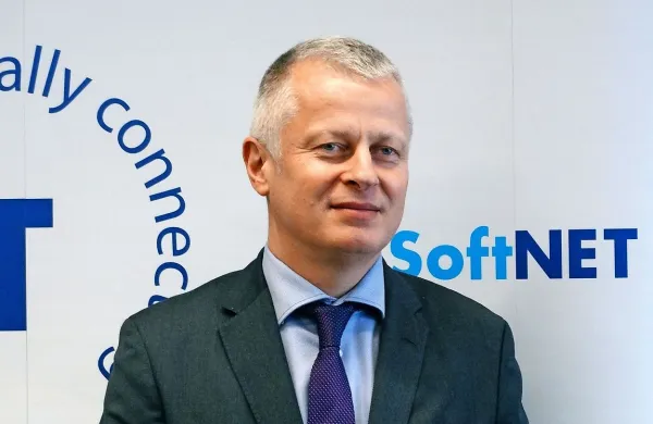 Na slovenski trg mobilne telefonije je vstopil nov ponudnik 
Softnet. Gostovali bodo v omrežju Telekoma Slovenije, je 
povedal direktor Andrej Boštjančič. 