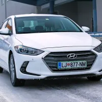 Elantra je dobra stara limuzina.  