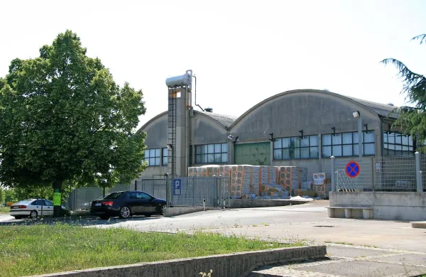 Koprsko okrožno sodišče je danes stečajni upraviteljici 
družbe Alukomen holding dalo soglasje, da nepremičnino, 
stroje, opremo in naprave družbe v Komnu da v najem 
trebanjskemu Deodem Consult za mesečno najemnino 2000 
evrov. 