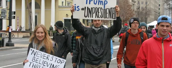 Američani množično tudi na ulicah izražajo nestrinjanje s Trumpovo politiko.