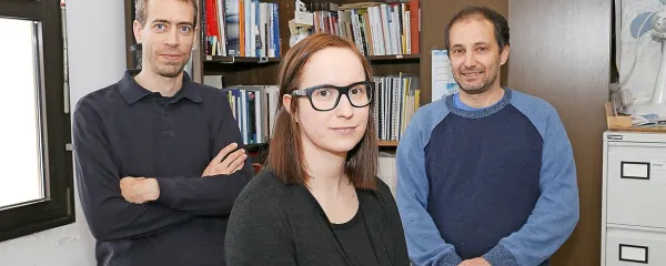  Rok Žaucer, Petra Mišmaš in Franc Lanko Marušič (z leve) na 
Univerzi v Novi Gorici raziskujejo skrivnosti slovenščine. 

