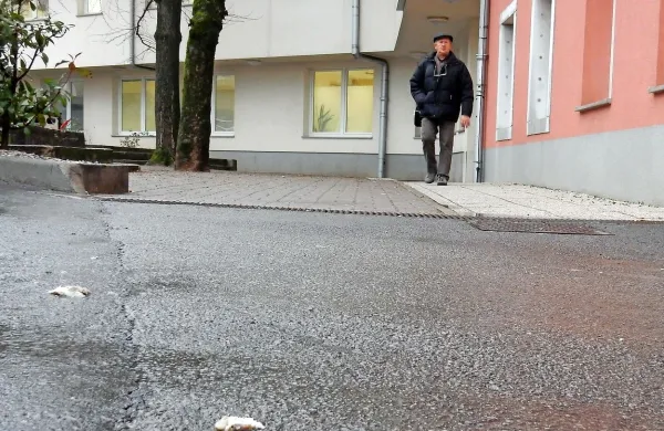 Tako so se 12. januarja po sežanskih ulicah (na fotografiji ob sežanskem zdravstvenem domu) 
znašli mastni koščki pršutov. 