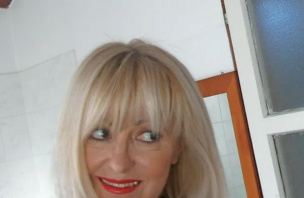 Kristina Menih: “Vsi sanjamo, da bo naše življenje 
kot lešnikova torta, potem pa poseže vmes usoda. 
Prav vsak od nas pozna take usodne vezi.”