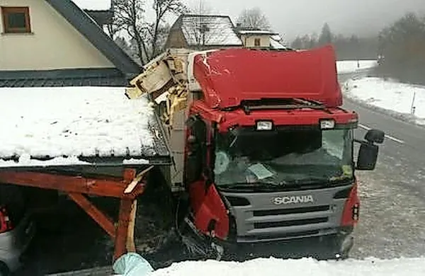 Tovornjak je zaradi poledice zaneslo s ceste, trčil je v hišo in 
nadstrešek ob njej.