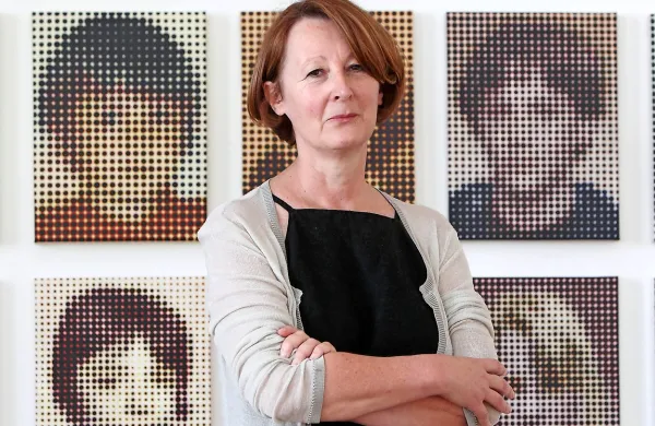 Lilijana Stepančič, nekdanja ravnateljica Obalnih galerij Piran, je zaradi razrešitve in odpovedi pogodbe o zaposlitvi 
tožila piransko občino in  zavod, ki ga je vodila.  