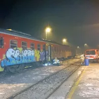 Strojevodja je poškodovani vlak odpeljal nazaj do Mosta na Soči.