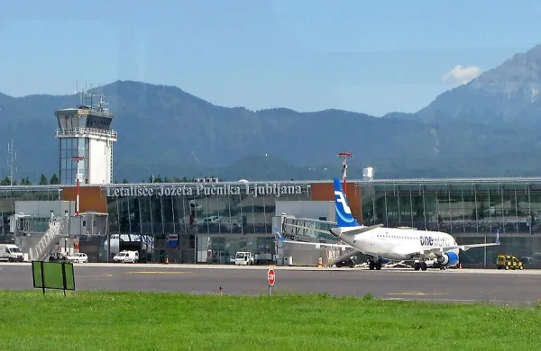 V hangarju na brni&scaron;kem letali&scaron;ču ponoči zagorelo letalo