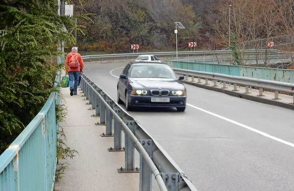 Preozek  prehod na  mostu čez  Tolminko uporabljajo  vsi, ki 
pešačijo na delo v industrijsko cono. 