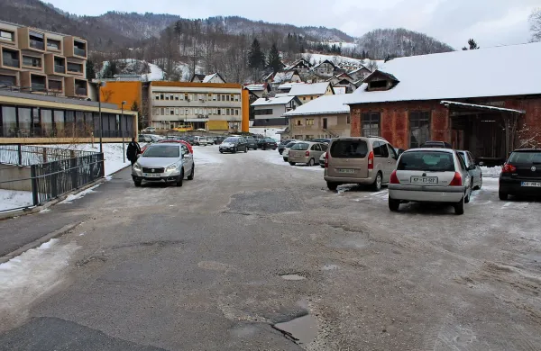 Za ureditev in najemnino sedaj kaotičnega  makadamskega 
parkirišča na Uti občina nima denarja niti pravne podlage.