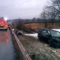 Mladega voznika iz Švice je pri Postojni zaneslo z avtoceste. 
Reševalci in gasilci so pomagali vozniku in trem sopotnikom. 