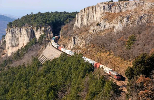 Vlaki bodo še dolgo vozili po enem tiru, investicijski elaborat 
za drugi tir pa je - zaupne narave.