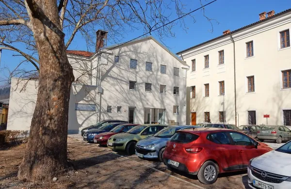 Svetnikom se zdi cena 180.000 evro za tlakovanje platoja in  
fontano luksuzen izdatek.