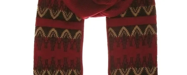 Pleteni šal, ki nas spominja na naše none. Daje nam občutek 
ugodja. Kljub svoji funkcionalni vrednosti pa je pravi stilski 
dodatek. Poveznemo si ga okoli vratu, kar čez bundico. 
Razbije klasiko.