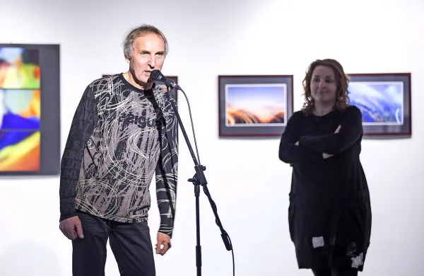 Lado Jakša se na novogoriški razstavi predstavlja kot fotograf in glasbenik; v ozadju direktorica Kulturnega doma 
Nova Gorica Pavla Jarc.  