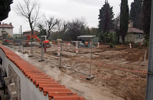 Gradbinci bodo   do poletja razširili pokopališče. 