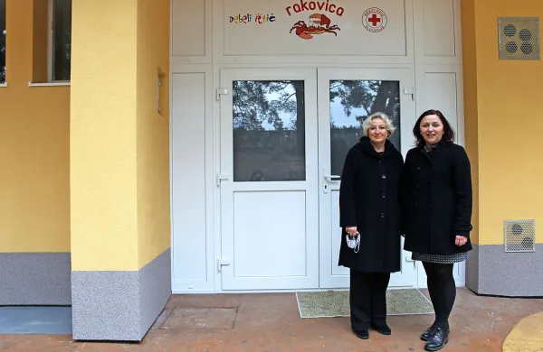 Ana Žerjal (na fotografiji levo), vodja zdravilišča na Debelem 
rtiču, in Sani Stijelja, vodja namestitve, pred obnovljeno 
Rakovico.