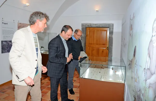 Najdišče je  morda sestavni del  starodavnih poti s Tolminskega proti Bohinju, o katerih 
pripoveduje aktualna razstava v Tolminskem muzeju.  