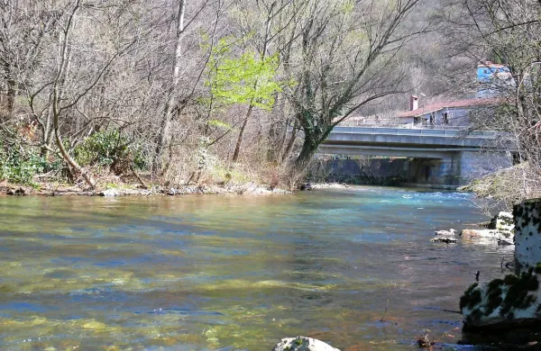 Deroča in visoka reka Vipava je bila včeraj  usodna za 34-letnega domačina, ki se je po njej 
spustil s kajakom (fotografija je simbolična). 