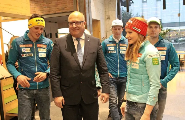 Štefan Hadalin (levo) v pogovoru s predsednikom odbora za  
alpsko smučanje pri SZS Iztokom Klančnikom.