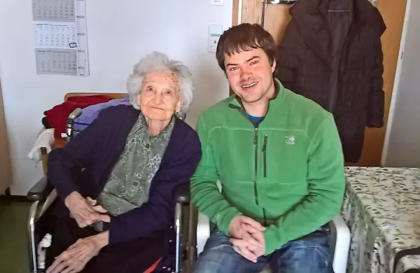 94-letna Sonja Tavčar in 37-letni Peter Grbec sta se pred 
dnevi  srečala v Obalnem domu upokojencev v Kopru in 
pogovor je gladko stekel v esperantu.