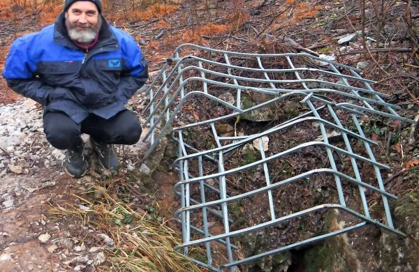 Niko Luin ob vhodu v novo jamo, v kateri približno 250 metrov 
pod površjem teče podzemna Reka. 
