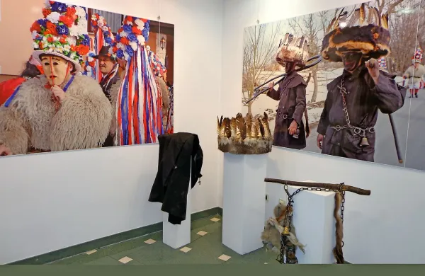 Hrušiški škoromati v galeriji Doma na Vidmu predstavljajo vse glavne like škoromatov.