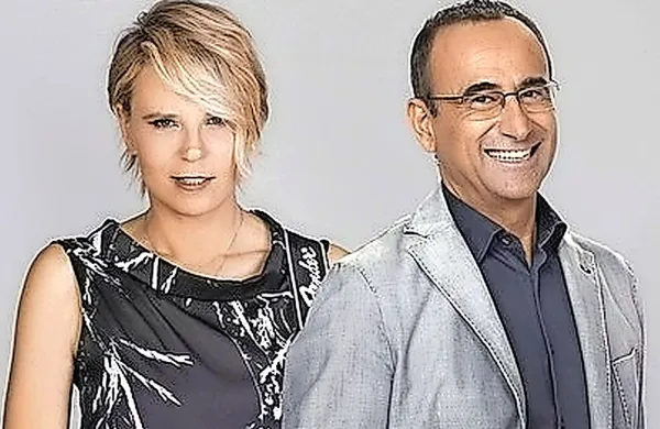 Letos prinaša tudi novost - na odru bo ob priljubljenem voditelju Carlu Contiju tudi Maria De Filippi, zagotovo najbolj prepoznavni obraz konkurenčne Berlusconijeve TV mreže. 