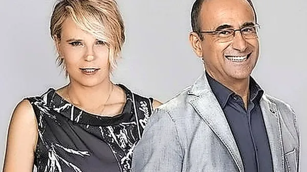 Letos prinaša tudi novost - na odru bo ob priljubljenem voditelju Carlu Contiju tudi Maria De Filippi, zagotovo najbolj prepoznavni obraz konkurenčne Berlusconijeve TV mreže. 