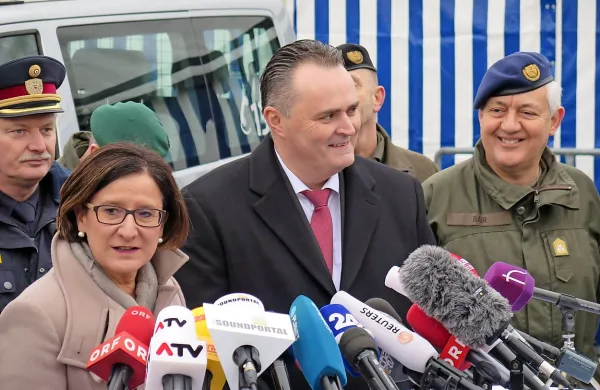 Avstrija skupaj s še 15 državami ob balkanski poti in 
višegrajsko četverico načrtuje tesno sodelovanje za pripravo 
nove “ofenzive varovanja meja na Balkanu”, je dejal avstrijski 
obrambni minister Hans-Peter Doskozil.