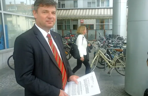 Minister Gašperšič z gradbenim dovoljenjem za drugi tir.