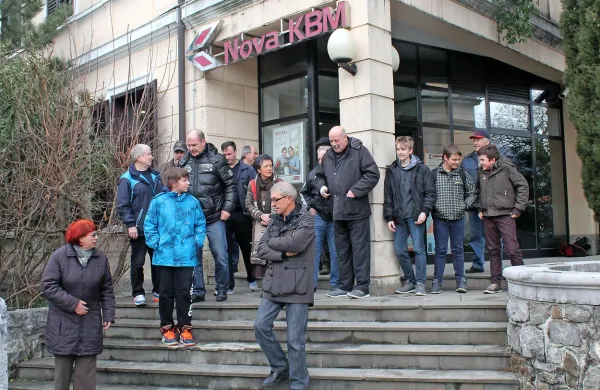 Domačini so se protestno zbrali pred poslovalnico, pa čeprav 
se zavedajo, da so njihove kritike najbrž bob ob steno.  