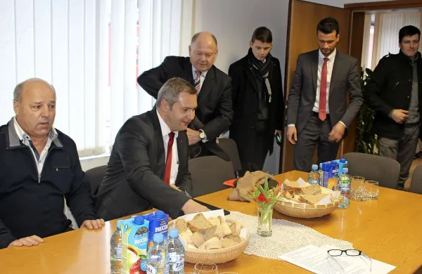  Dejan Židan v KGZ Idrija, levo direktor Franci Čuk