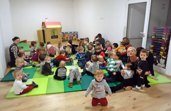 S selitvijo na novo lokacijo so v Vrtcu Račka pridobili še zelo 
koristen večnamenski prostor, ki ga bodo uporabljali kot 
priročno telovadnico, kotiček za predstave, srečanja s starši, 
tja pa bodo namestili tudi projekcijsko platno.