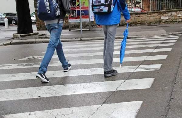 Do nesreč, v katerih so udeleženi pešci, prihaja  tudi na 
prehodih za pešce.
