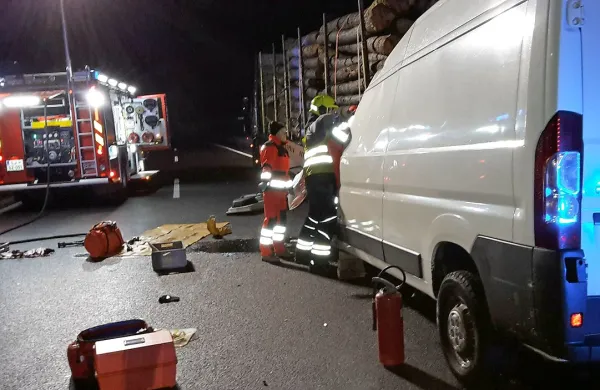 V nesreči na avtocesti huje po&scaron;kodovan voznik kombija