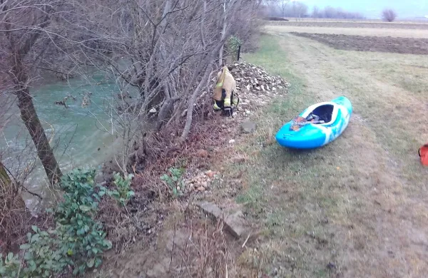Reševalci in gasilci  kajakašu, ki ga je vrtinec potegnil pod 
vodo, niso mogli več pomagati. 