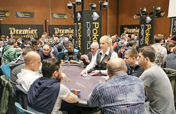 Včeraj je bila ob mizah za poker v Hitovi Perli še gneča, danes 
pa bo k finalni mizi sedlo le osem najboljših.
