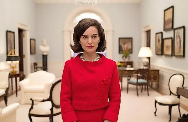 Natalie Portman kot Jackie.

