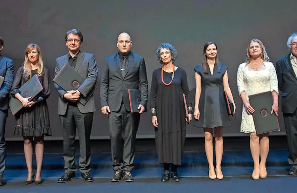 Z leve: Robert Botteri (nagrado je prevzel v imenu Tomaža 
Lavriča), Tomaž Krušec, Lena Krušec, Mitja Vrhovnik Smrekar, Boštjan Gombač, Metka Krašovec, Nina Šenk, Mojca 
Kumerdej, Aleš Berger in Vid Kurinčič.  