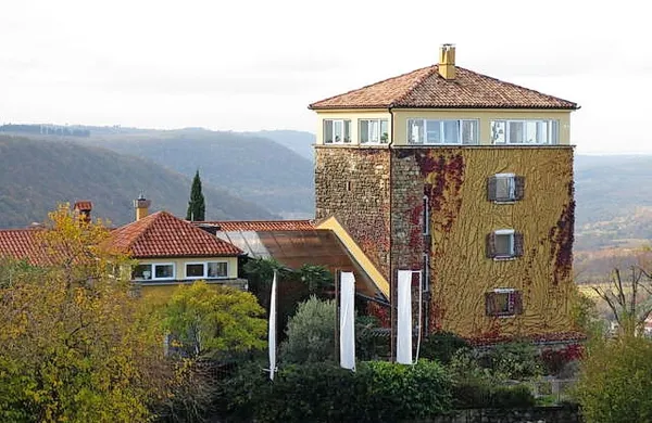 Občina je na dražbi kupila   obnovljen obrambni stolp v Glemu in zanj odštela 551.000 evrov. 