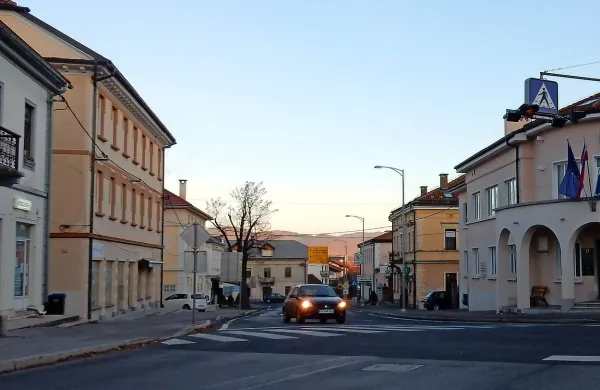 Policisti bodo tudi v prihodnje  v Postojni, Pivki (na fotografiji) 
in okolici predvsem v večernem času poostreno nadzirali 
promet in ugotavljali psihofizično stanje voznikov. 