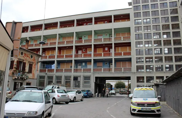 Ob našem obisku Tomažičevega trga so bili tam tudi redarji. Pravijo, da se 
tam pogosto ustavijo in da je  na njihovem seznamu trg med tistimi, kjer 
imajo manj dela.