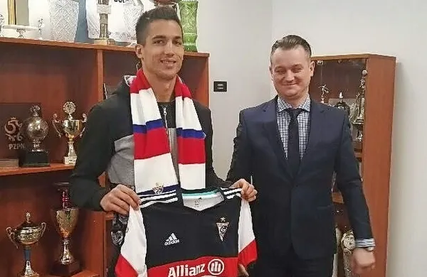 Sandi Arčon po podpisu pogodbe z dresom poljskega 
drugoligaša Gornik Zabrze.