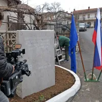 V Solkanu odkrili spominsko plo&scaron;čo Vladimirju Makucu, v Povžanah pa Jožetu Babiču (foto)
