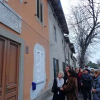 Ptiček, prepoznavni motiv likovnega  sveta Vladimirja Makuca, krasi spominsko ploščo, ki so jo danes popoldne odkrili 
na hiši, v kateri je umetnik preživel večino otroštva.