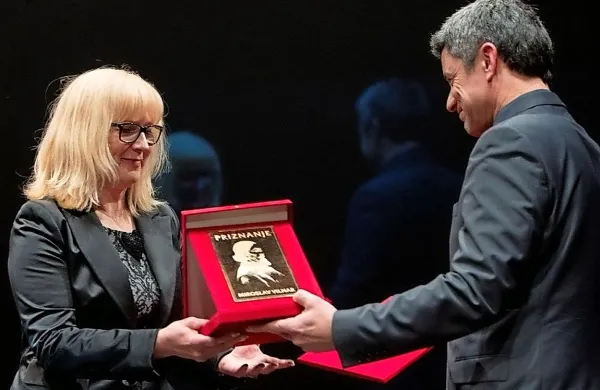 Vilharjevo priznanje je  Silvi Bajc na kulturni praznik podelil 
postojnski župan Igor Marentič. 