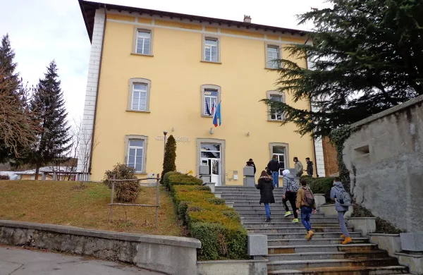 Vsi dijaki, ki bodo od septembra dalje obiskovali program 
gimnazije ali računalništva v Ilirski Bistrici, bodo dobili 40 
evrov denarne spodbude mesečno. 