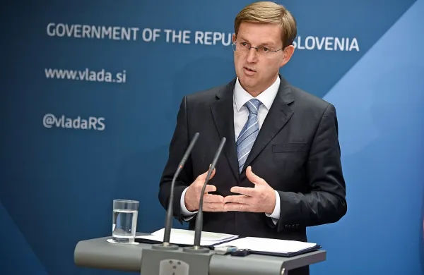 Miro Cerar zdaj pravi, da ni trdil, da je  migrantska jadranska 
pot že aktivna, ampak da se je nanjo treba pripraviti.