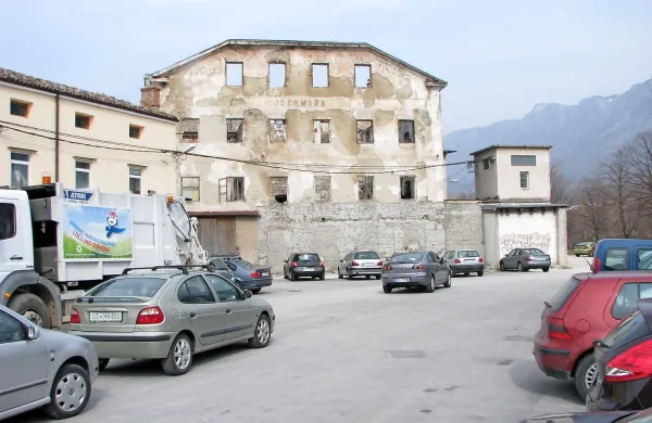 Stari Jochmannov mlin, ki kraljuje ob reki Hubelj sredi 
Ajdovščine in je ena najbolj prepoznavnih vedut mesta, 
zadnjih 20 let nezadržno propada.