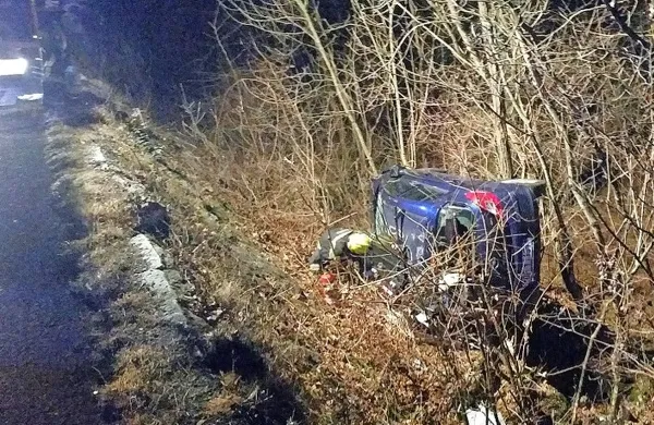 Italijanska voznica je med Krepljami in Dolom pri Vrhovljah v 
sredo končala z avtom na boku pod cesto.
